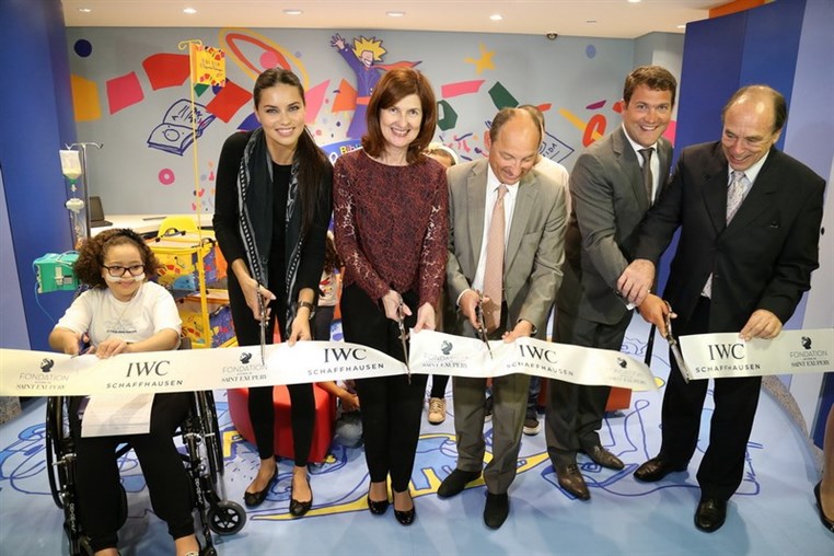 Adriana Lima Cuts the Ribbon on The Little Prince Library in Children’s Hospital